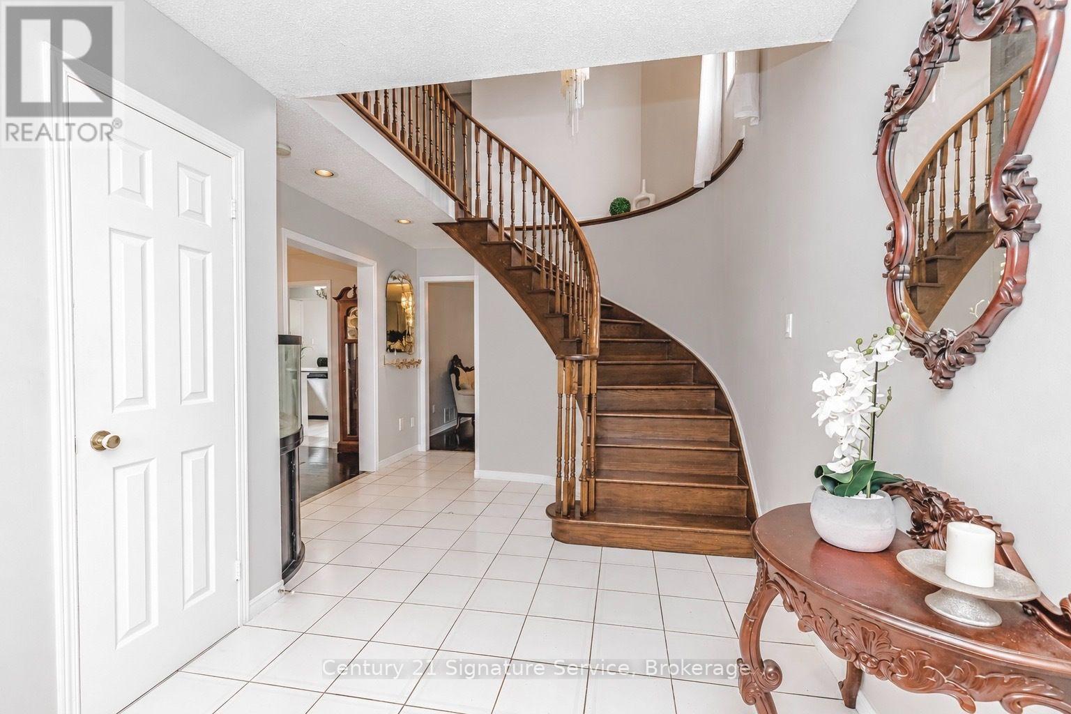 22 Merganser Crescent, Brampton, Ontario  L6W 4E8 - Photo 3 - W14103656