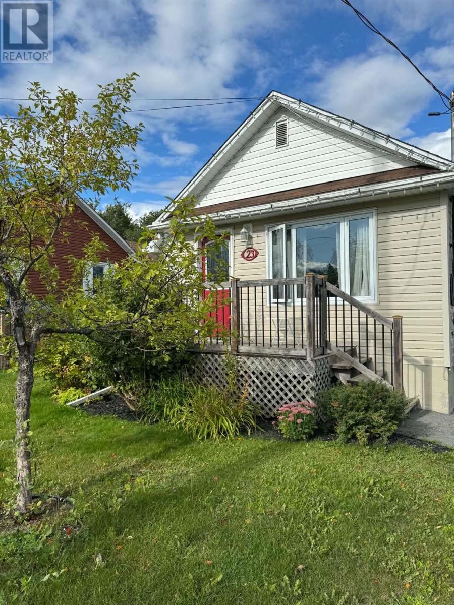 23 Hillcrest Ave, Wawa, Ontario  P0S 1K0 - Photo 2 - SM262943