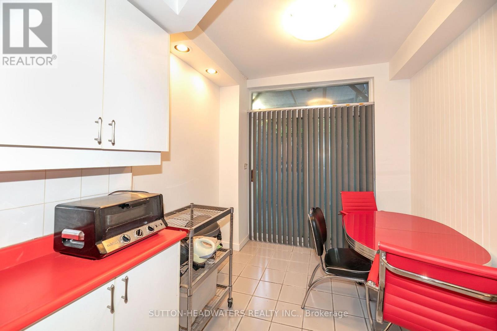 106 Barton Avenue, Toronto, Ontario  M6G 1P9 - Photo 14 - C14103808