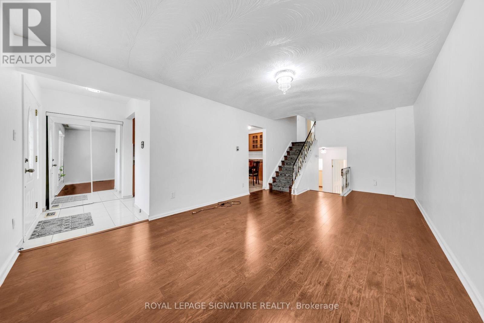 42 Lightwood Drive, Toronto (Thistletown-Beaumonde Heights), Ontario  M9V 2Z2 - Photo 4 - W14103842