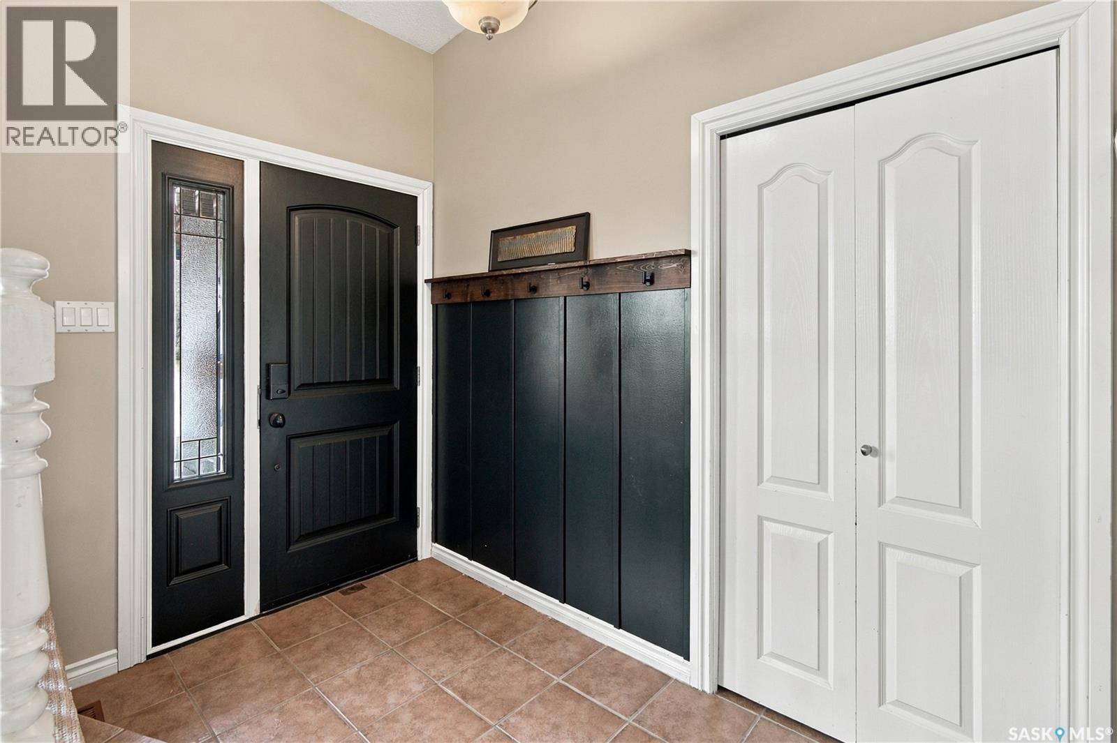 246 Hector Crescent N, Regina, Saskatchewan  S4Y 1C3 - Photo 2 - SK051662