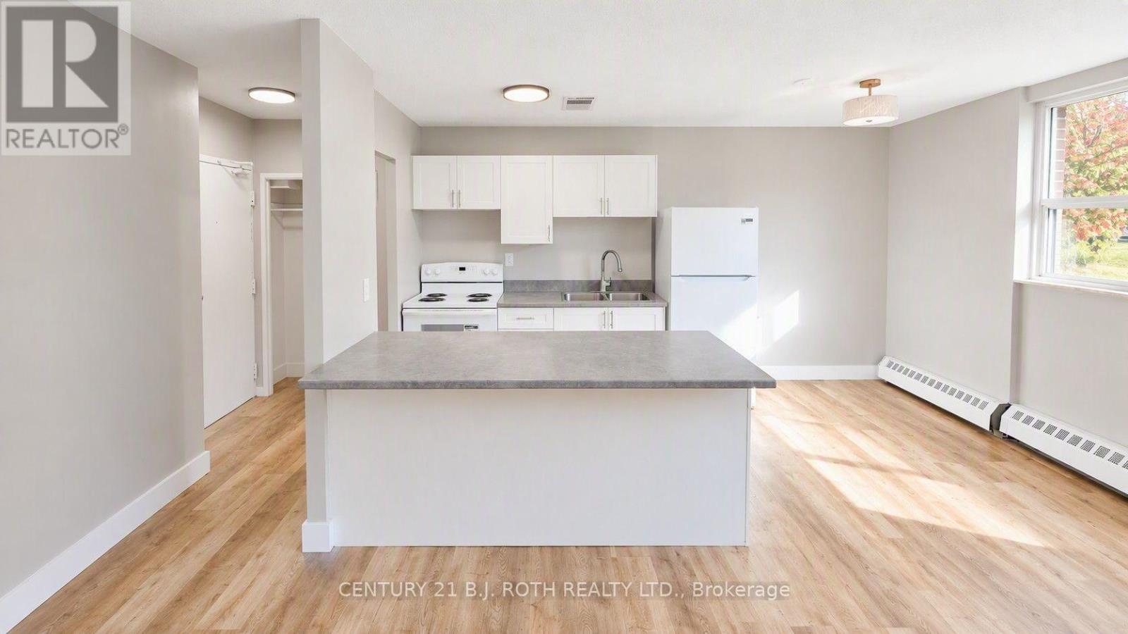 103 - 98 Holgate Street, Barrie, Ontario L4N 2T9 - Photo 4 - S14104018