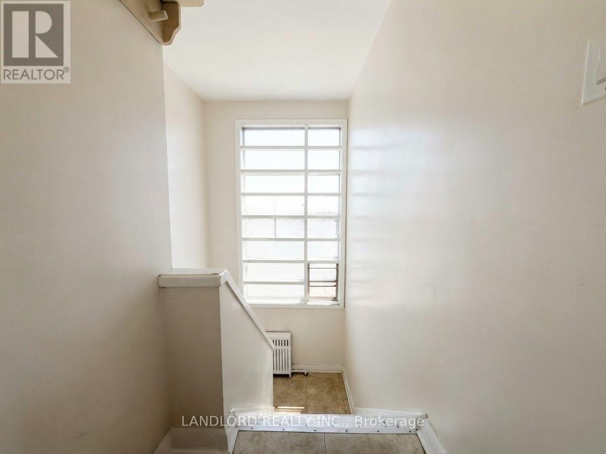 2nd Fl - 82 Lanark Avenue, Toronto, Ontario  M6E 2G4 - Photo 26 - C14030548