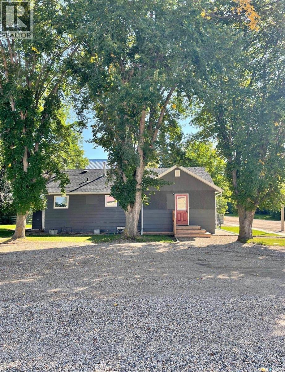 205 Railway Avenue, Hyas, Saskatchewan  S0A 1K0 - Photo 1 - SK051656