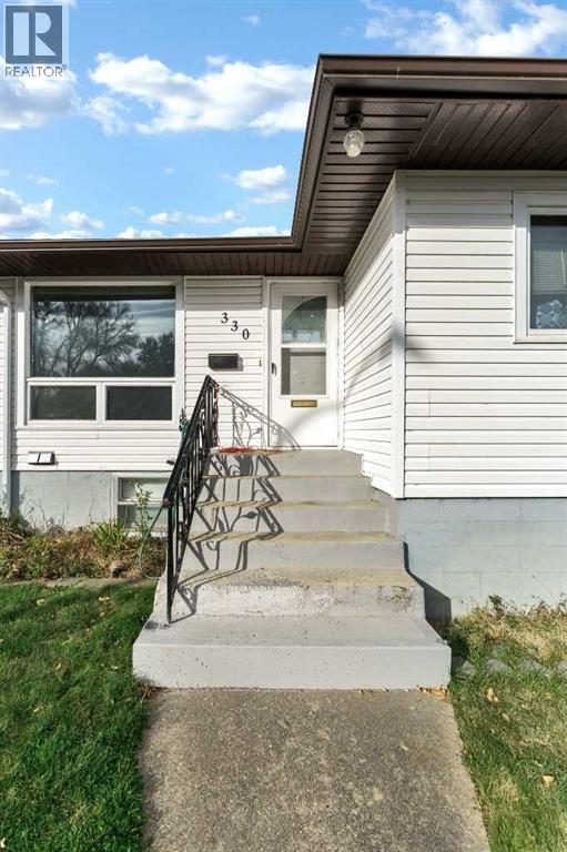 330 9 Street SE, Medicine Hat, Alberta T1A 1N5 - Photo 4 - A2351430