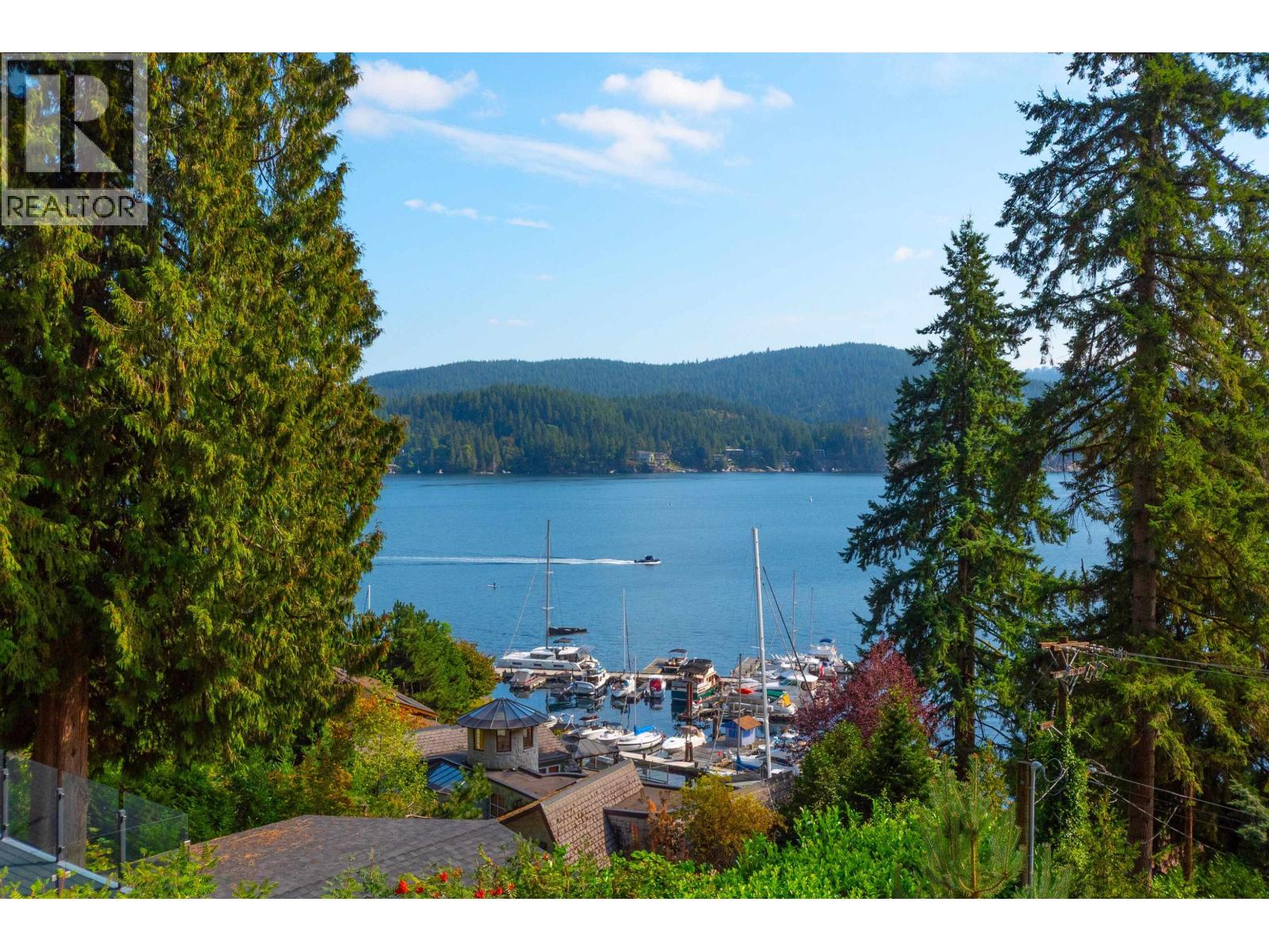2867 Panorama Drive, North Vancouver, British Columbia  V7G 1V7 - Photo 2 - R3177513