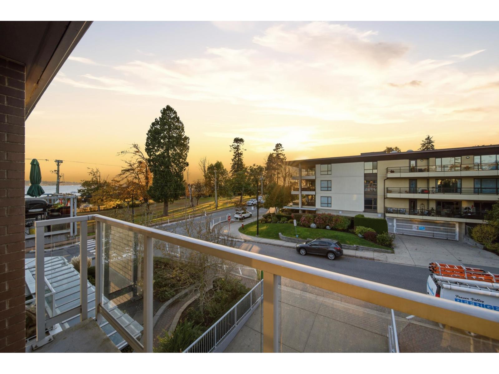 303 15777 Marine Drive, White Rock, British Columbia  V4B 1E5 - Photo 2 - R3130707