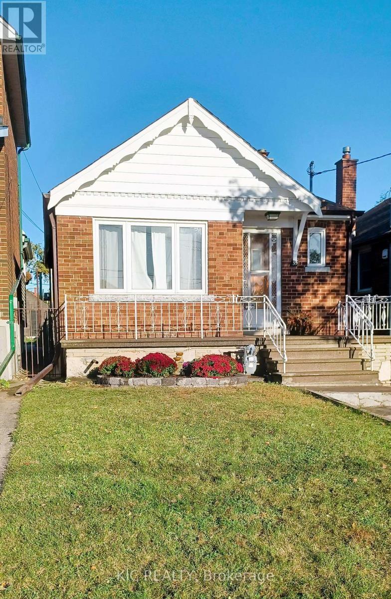 35 Montcalm Avenue NW, Toronto, Ontario  M6E 4N5 - Photo 29 - W13817060