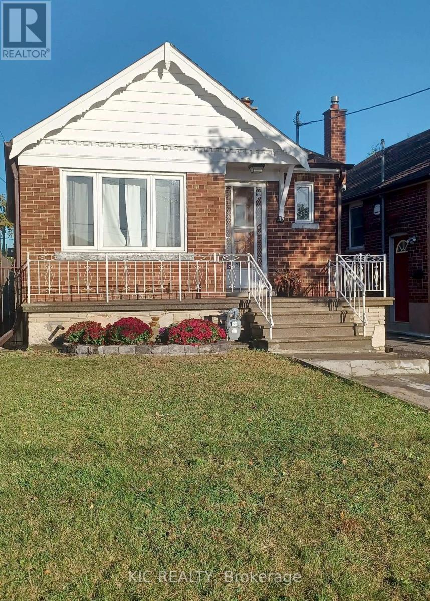 35 Montcalm Avenue NW, Toronto, Ontario  M6E 4N5 - Photo 30 - W13817060