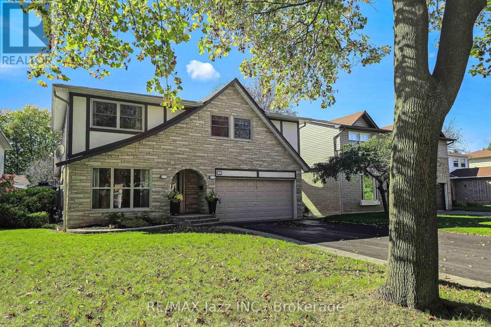 10 TRINITY CRESCENT, Whitby, Ontario