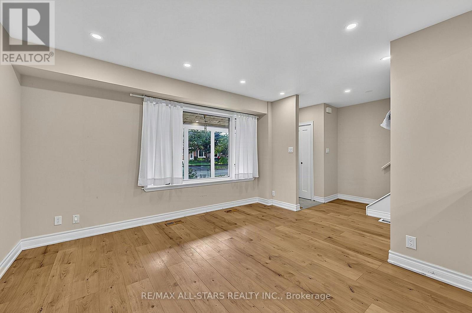 333 Neal Drive, Richmond Hill, Ontario  L4C 3L3 - Photo 9 - N14104306