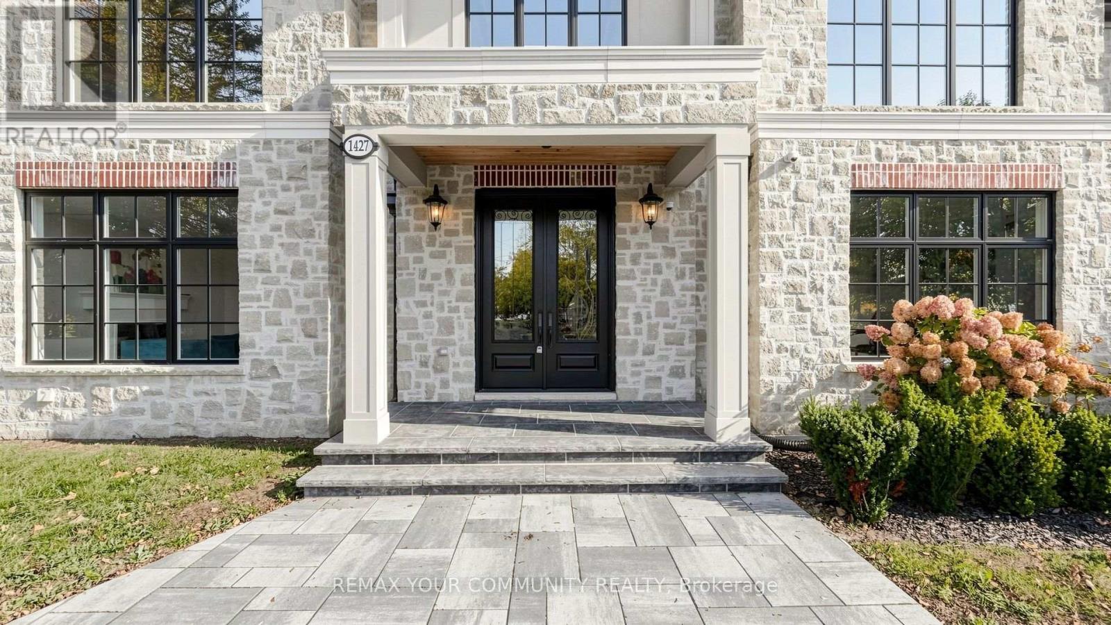 1427 Lakeshore Road W, Oakville (Sw Southwest), Ontario  L6L 1G4 - Photo 3 - W14104392