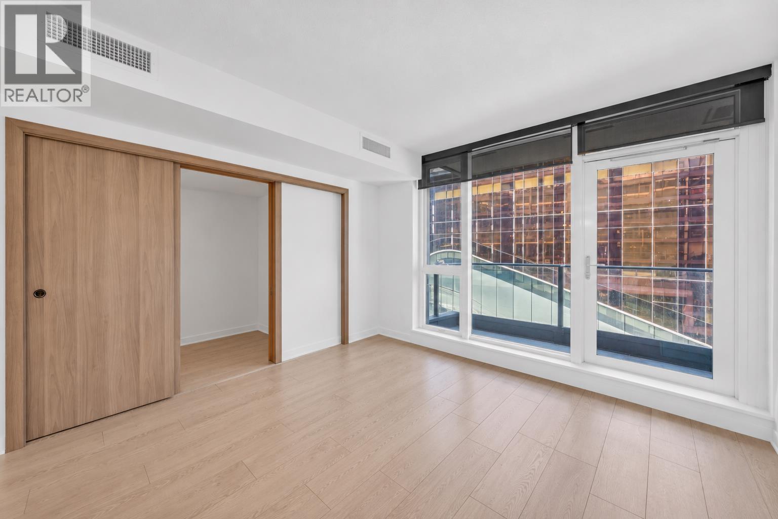 752 38 Smithe Street, Vancouver, British Columbia  V6B 0P3 - Photo 2 - R3177554