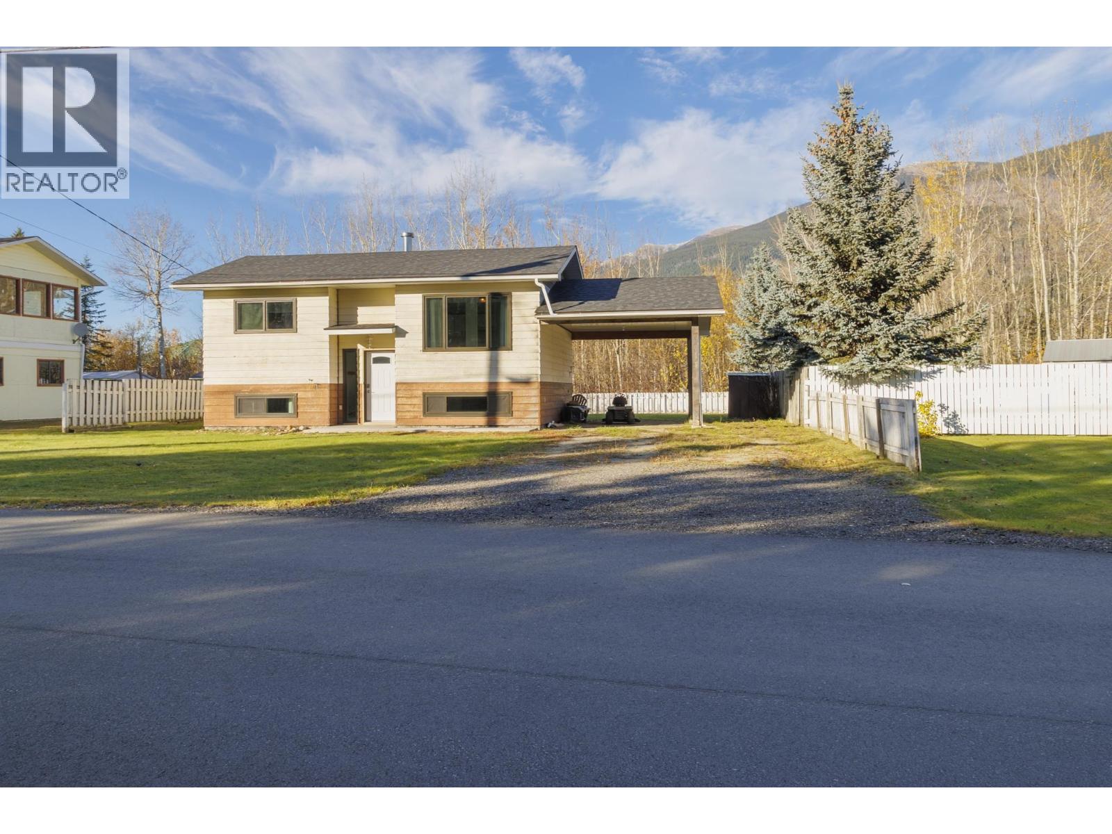 1115 Mcbride Crescent, Mcbride, British Columbia  V0J 2E0 - Photo 2 - R3177573