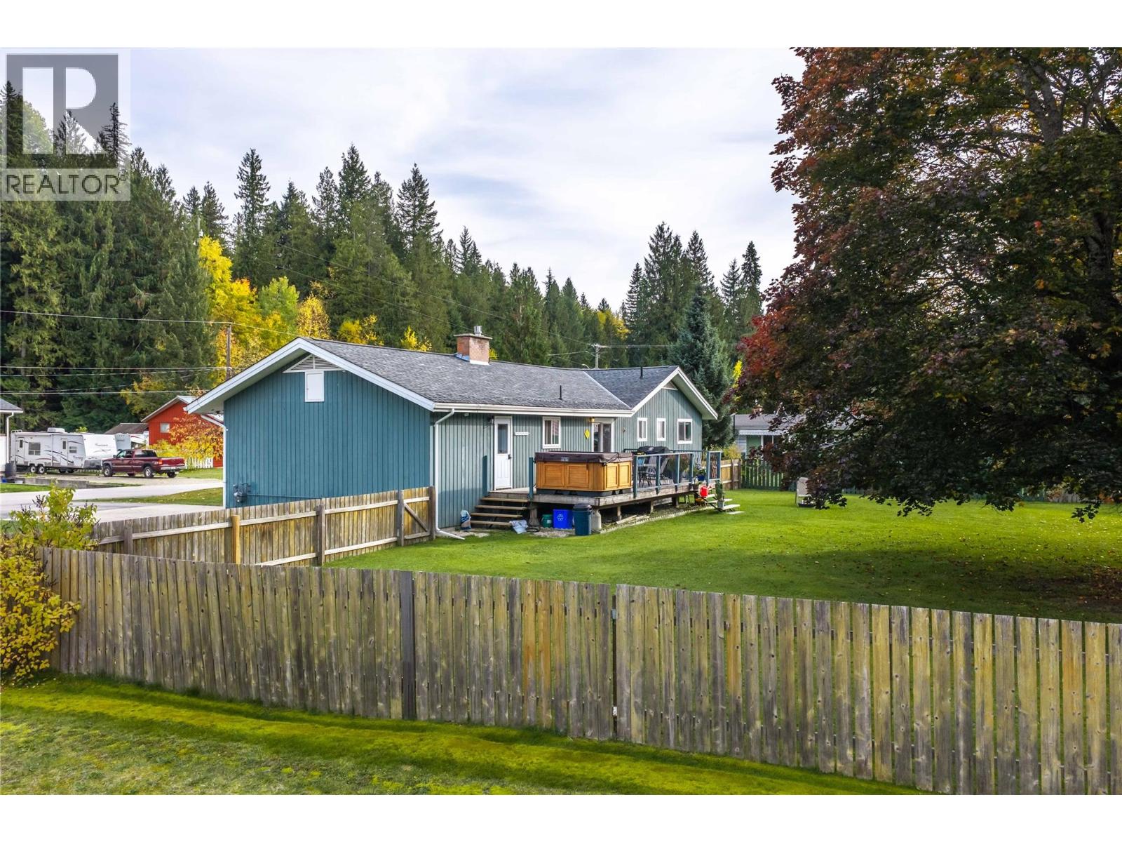 1669 Hiob Road, Revelstoke, British Columbia  V0e 2s0 - Photo 2 - 10404128