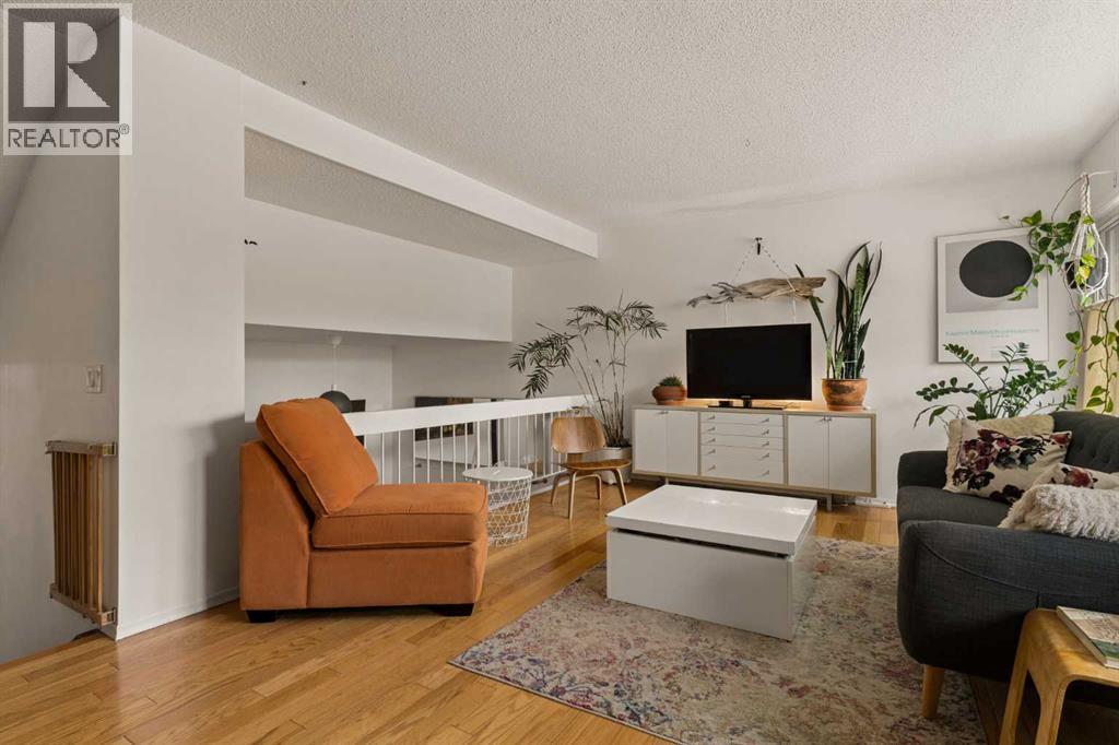 118 Brae Glen Lane SW, Calgary, Alberta  T2W 1B6 - Photo 4 - A2348717