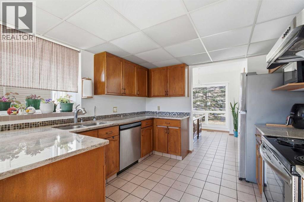 309 Sandringham Road NW, Calgary, Alberta  T3K 3Z1 - Photo 4 - A2353352