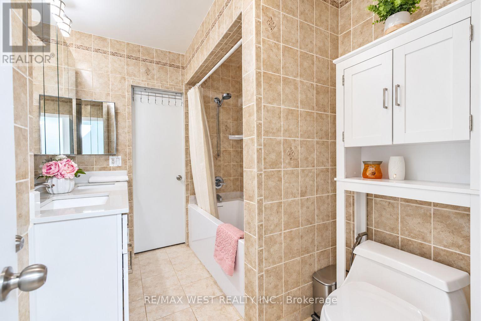42 Masseygrove Crescent, Toronto, Ontario  M9V 3C9 - Photo 10 - W14104584