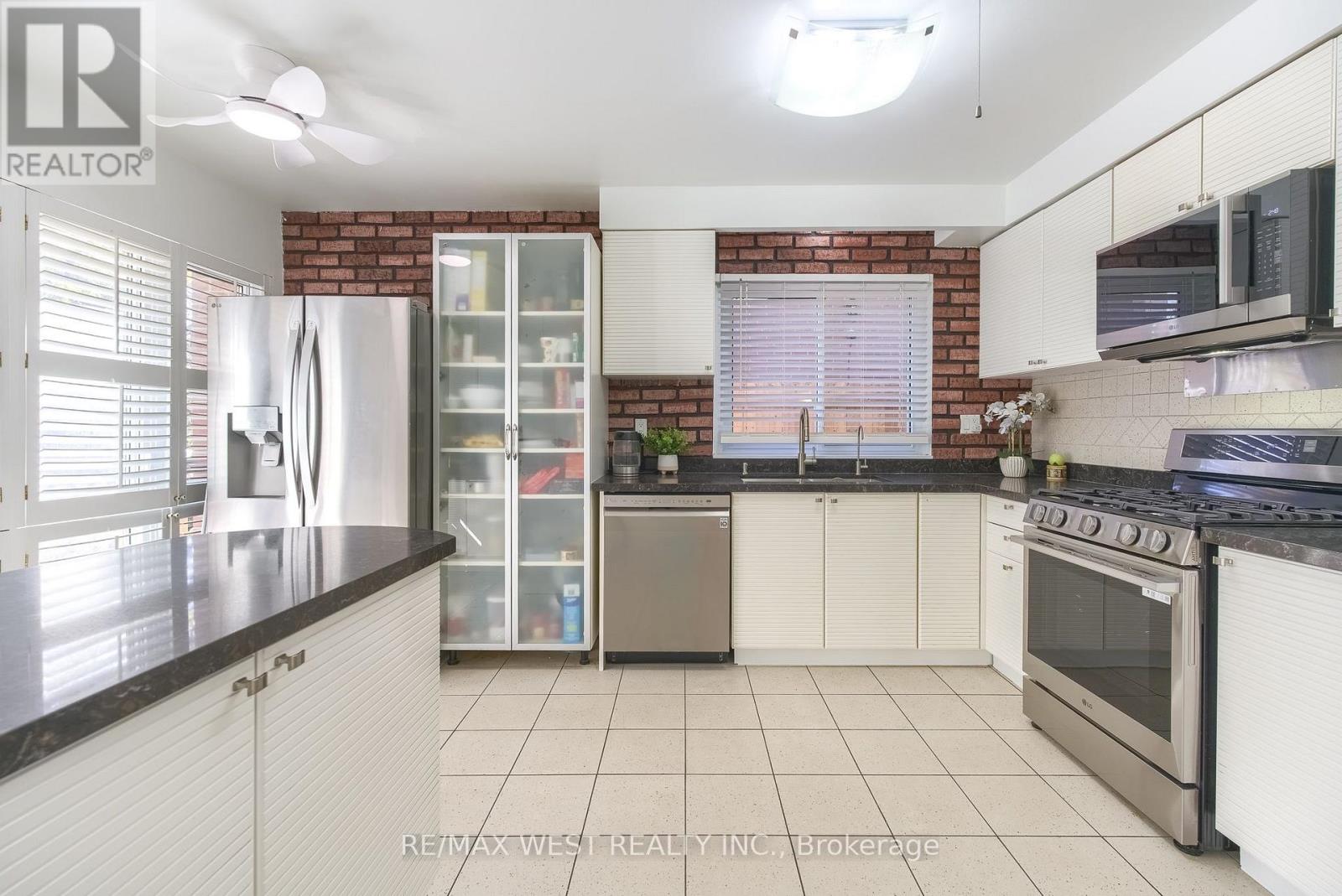 42 Masseygrove Crescent, Toronto, Ontario  M9V 3C9 - Photo 4 - W14104584