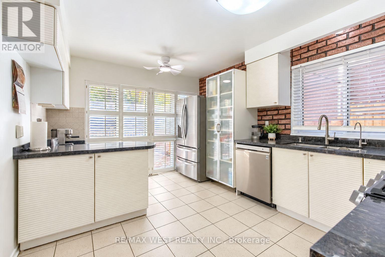 42 Masseygrove Crescent, Toronto, Ontario  M9V 3C9 - Photo 5 - W14104584