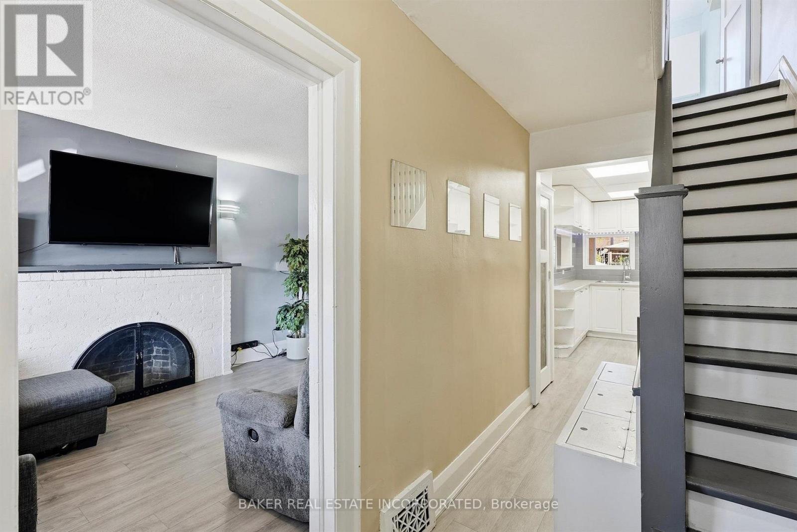 1867 Dufferin Street, Toronto, Ontario  M6E 3P5 - Photo 14 - C14103250