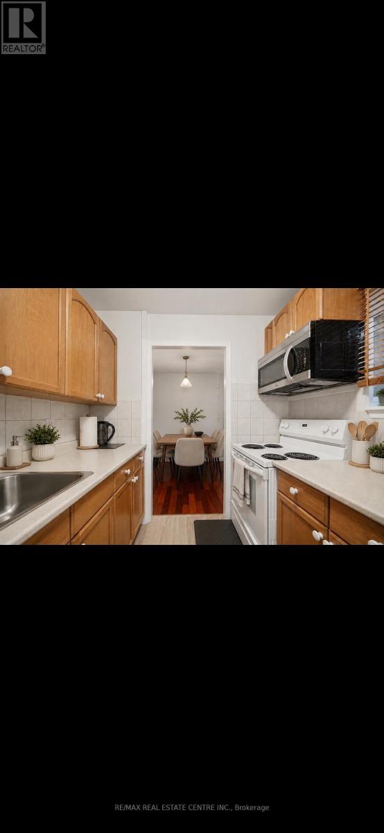 71 Sultan Pool Drive, Toronto (West Humber-Clairville), Ontario  M9V 4H5 - Photo 7 - W14104698