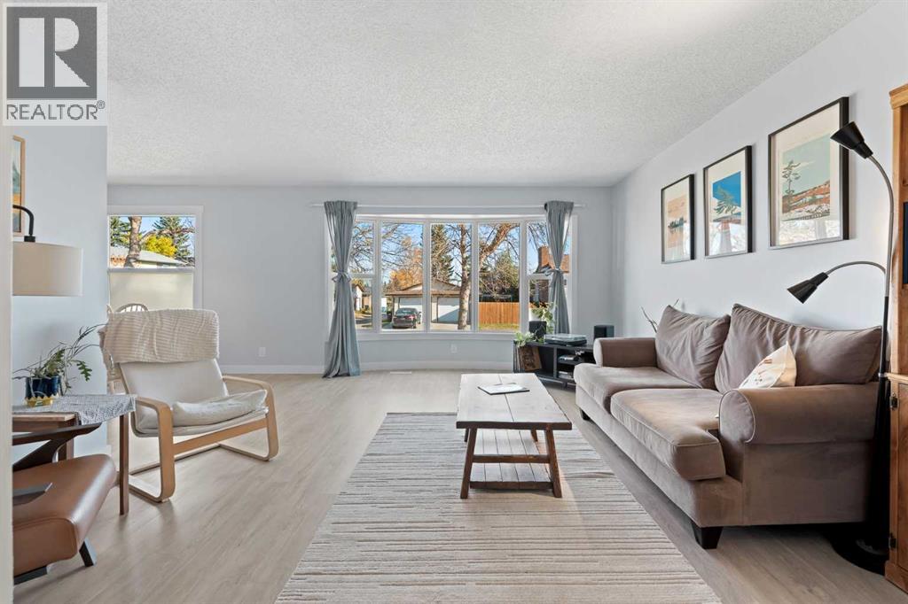 11 Berwick Hill NW, Calgary, Alberta  T3K 1C4 - Photo 3 - A2350760