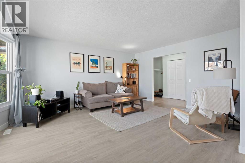 11 Berwick Hill NW, Calgary, Alberta  T3K 1C4 - Photo 4 - A2350760