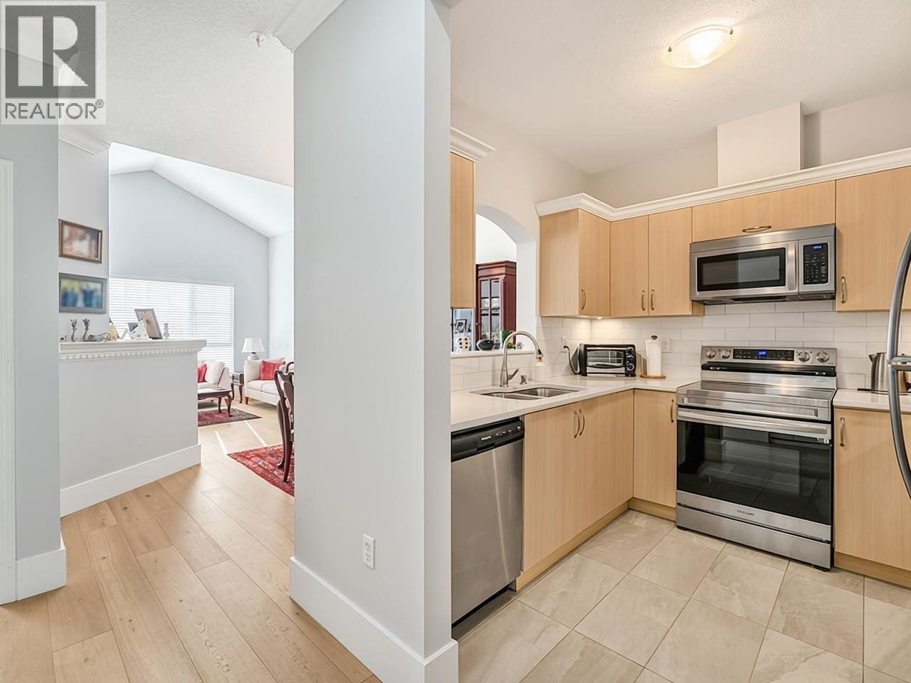 405 2985 Princess Crescent, Coquitlam, British Columbia  V3B 7P3 - Photo 2 - R3177619