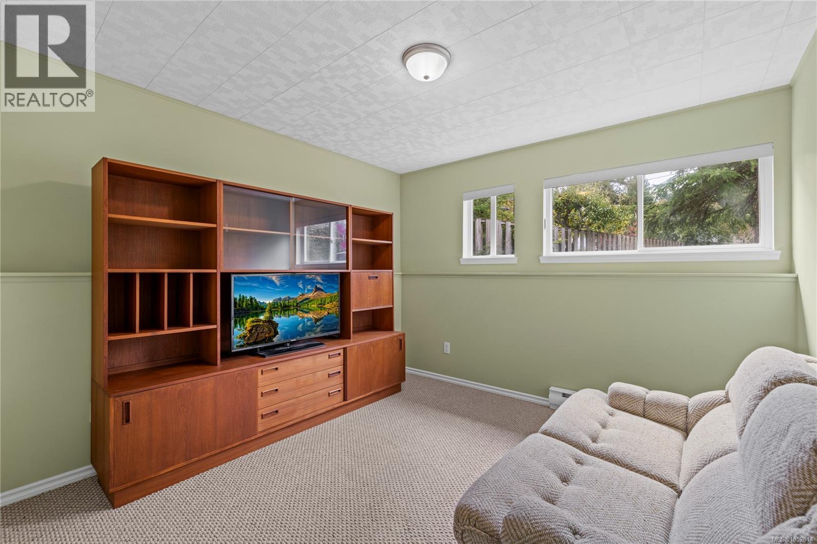 1024 Centre Cres