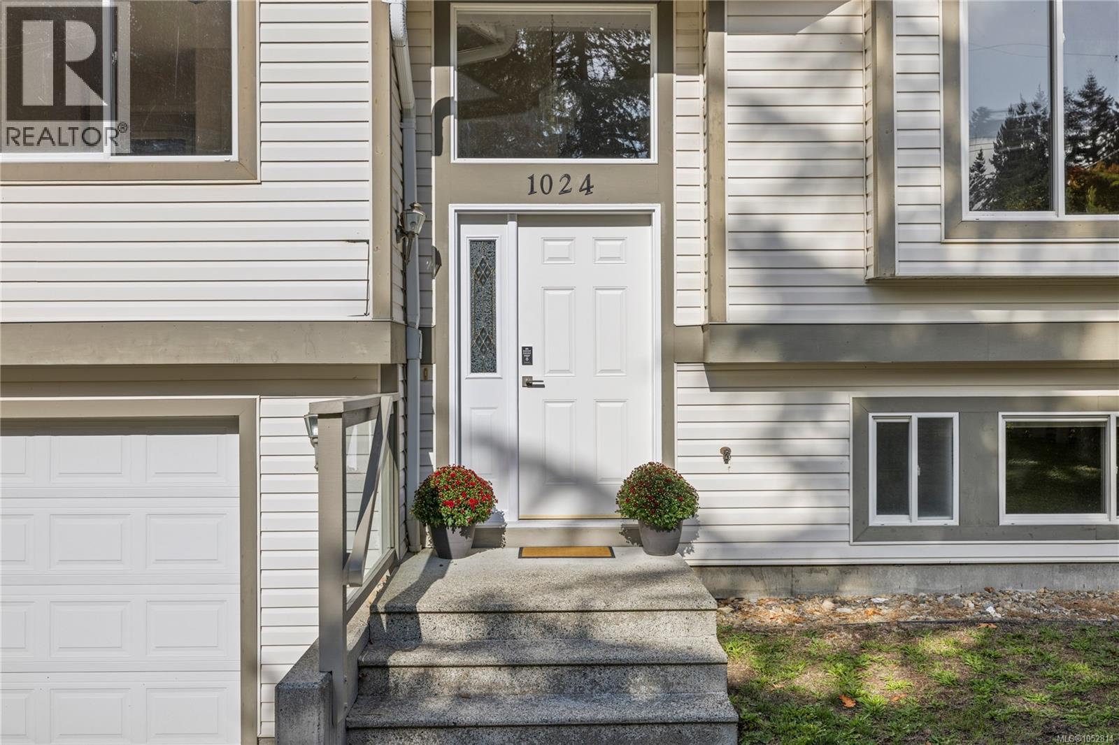 1024 Centre Cres