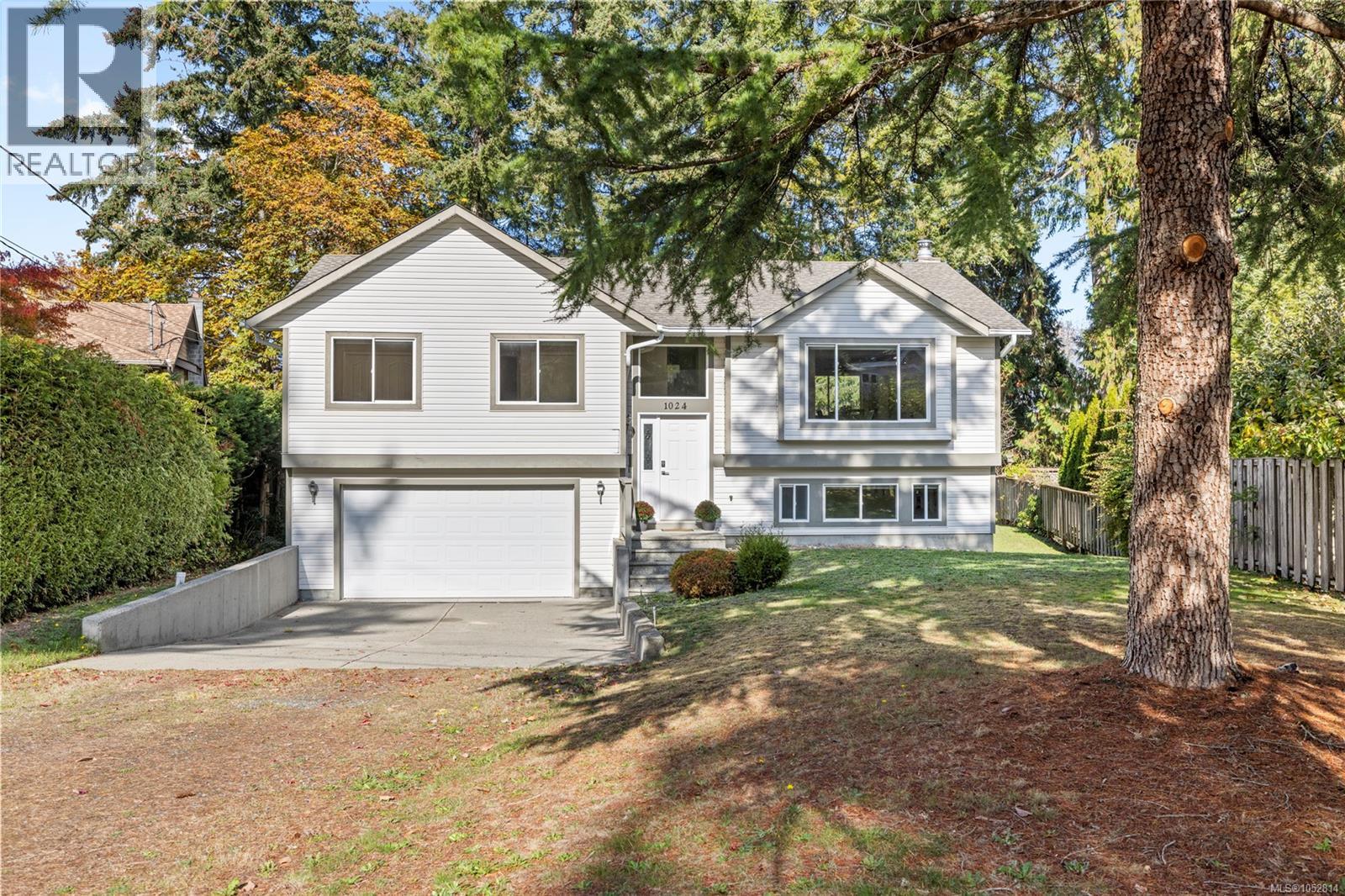1024 Centre Cres