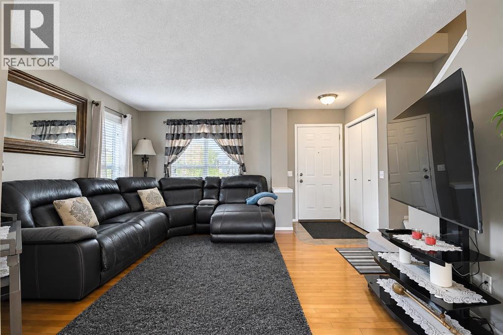 29 Elgin Mews SE, Calgary, Alberta  T2Z 4J9 - Photo 8 - A2351535