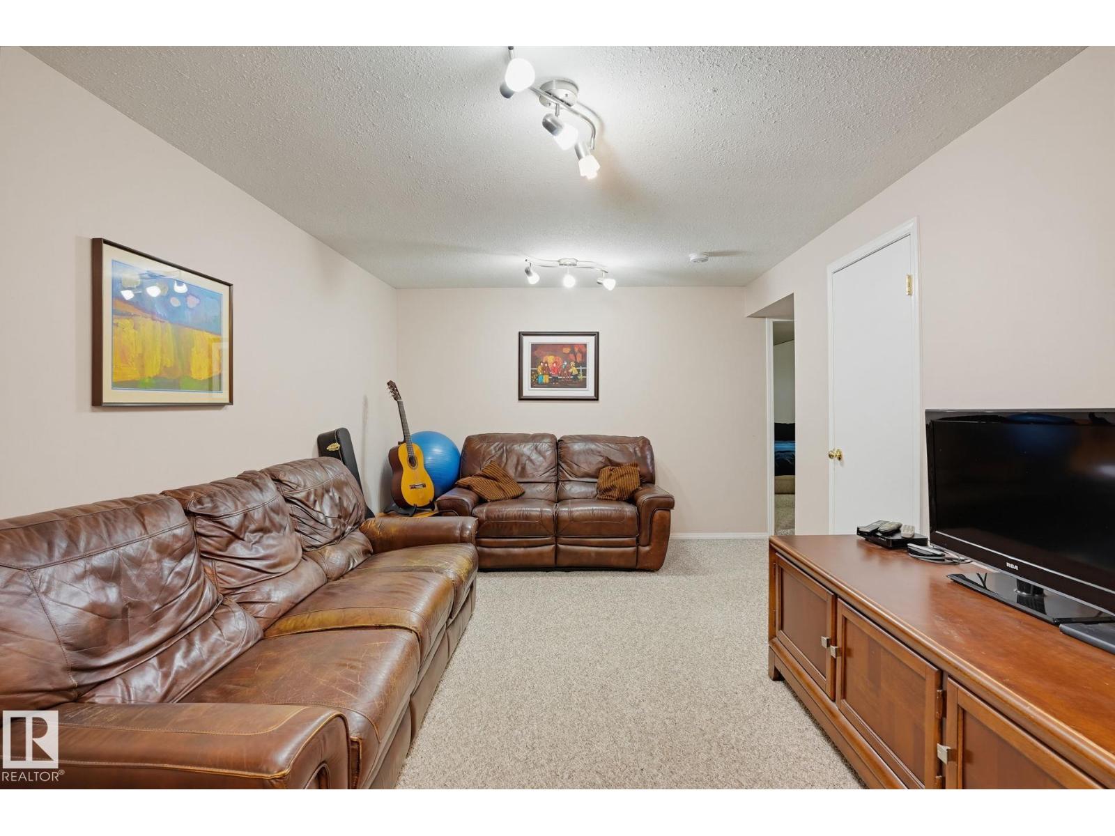 10542 161 ST NW