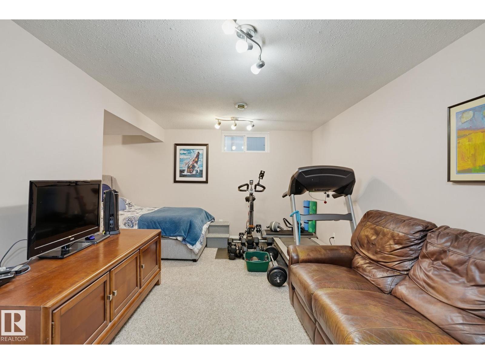 10542 161 ST NW