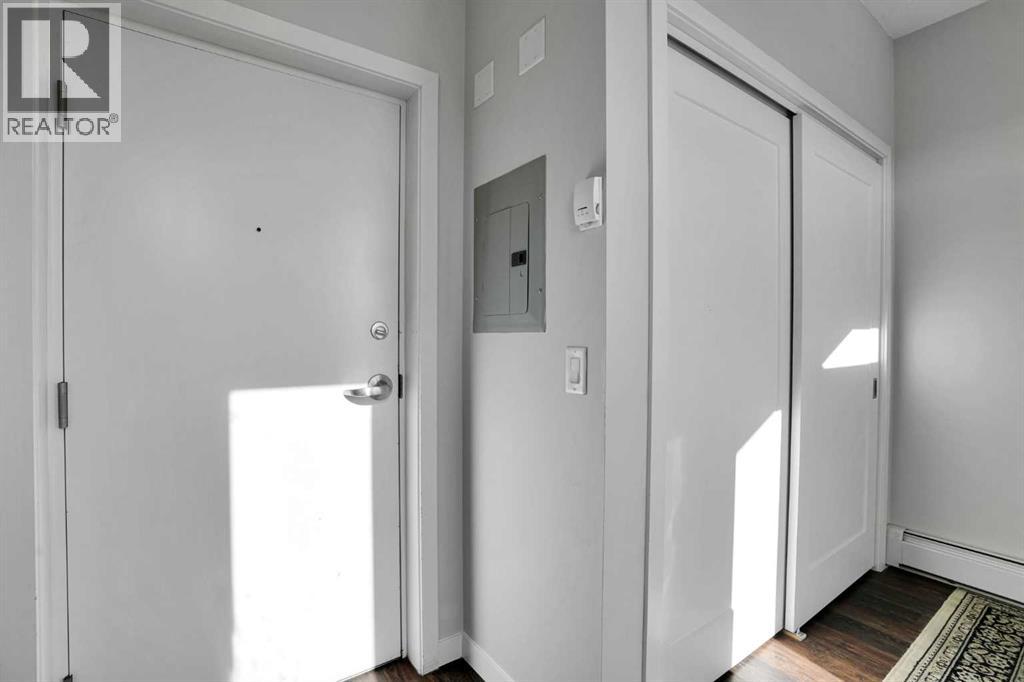 8354 9 Avenue SW, Calgary, Alberta  T3H 0Y4 - Photo 5 - A2353243