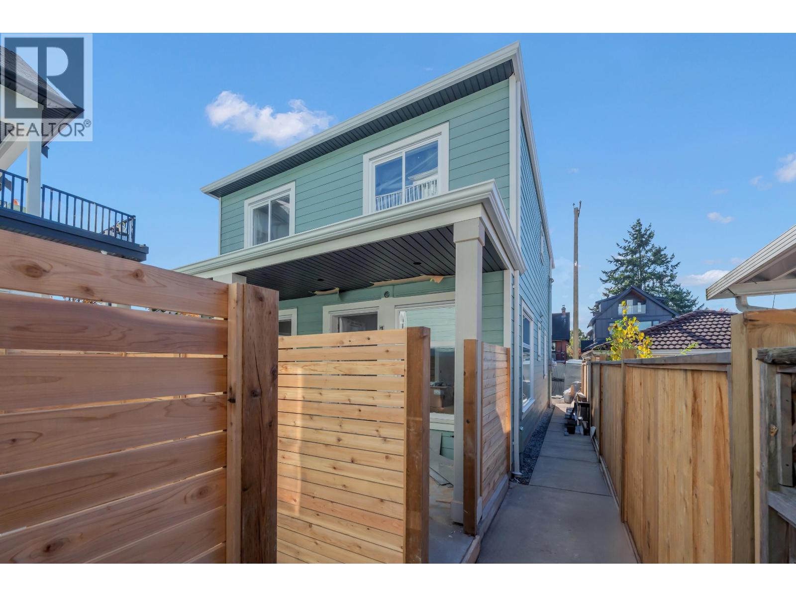 1 2552 DUNDAS STREET, Vancouver, British Columbia