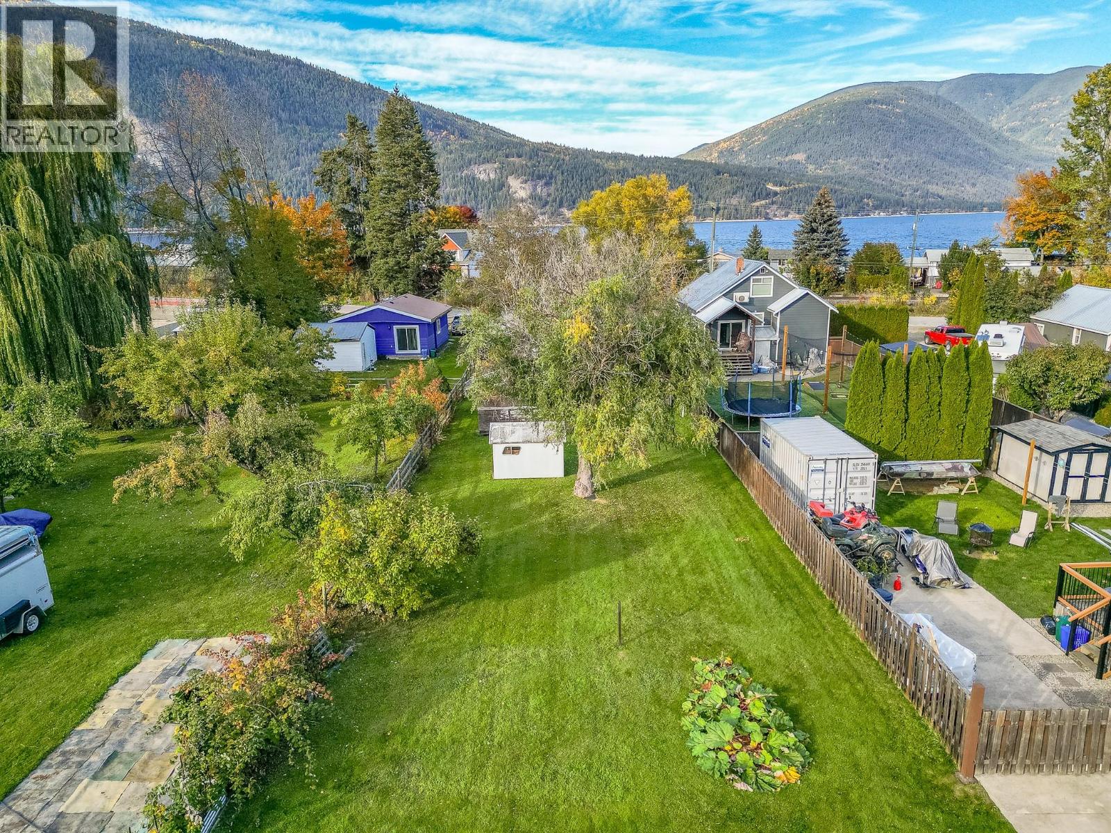 4760 Canoe Beach Drive Drive NE, Salmon Arm, British Columbia