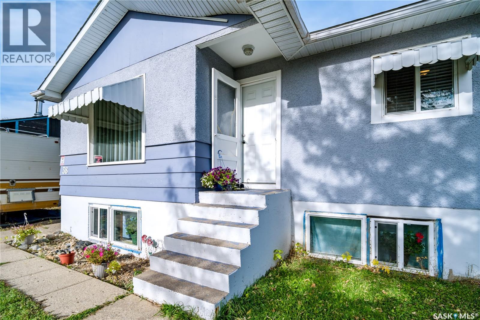 38 30th Street E, Prince Albert, Saskatchewan  S6V 1Y9 - Photo 3 - SK051604