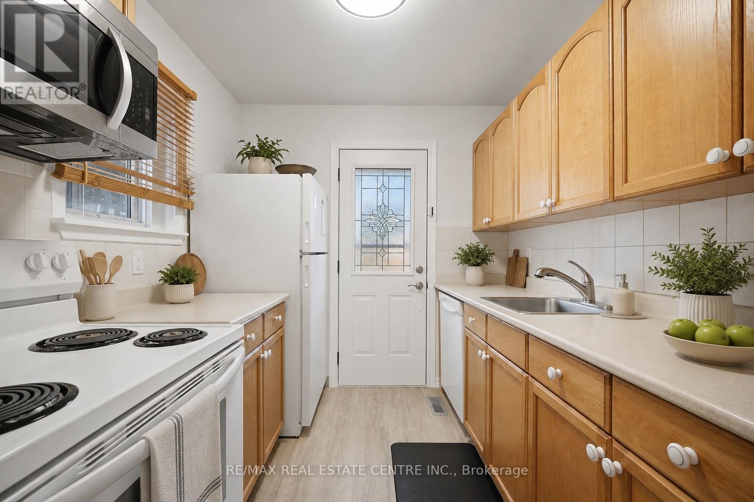71 Sultan Pool Drive, Toronto, Ontario M9V 4H5 - Photo 6 - W14104698