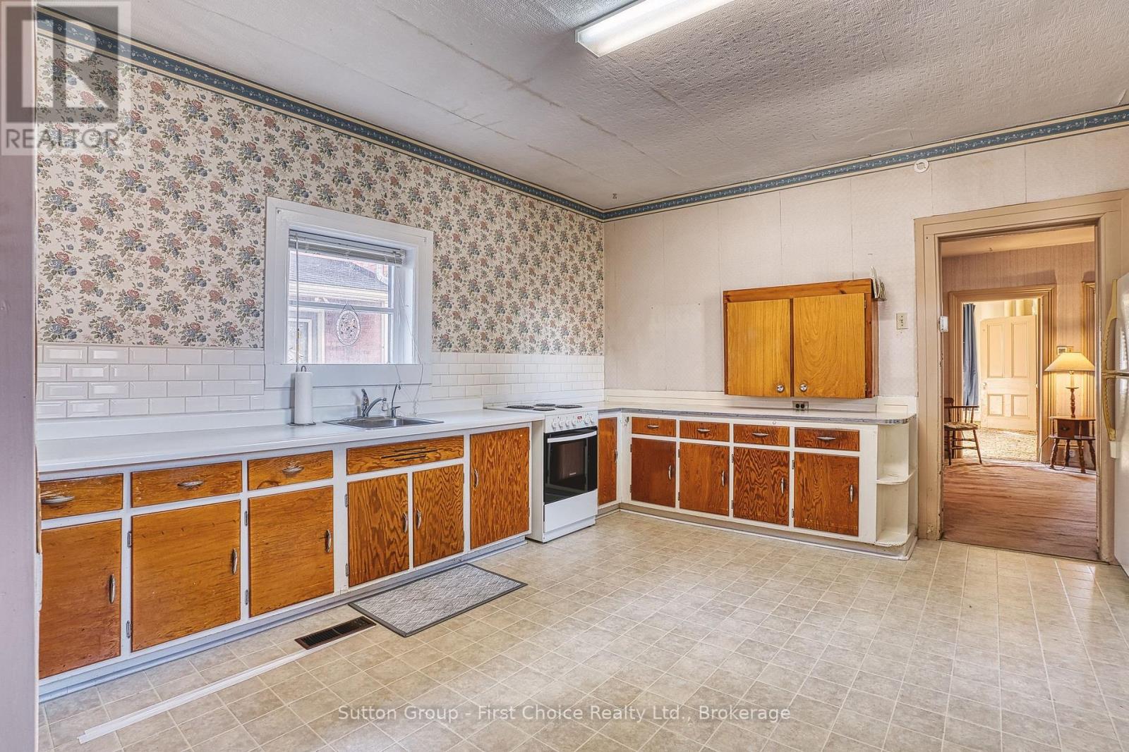 32 Falstaff Street, Stratford, Ontario  N5A 3T3 - Photo 9 - X14105356