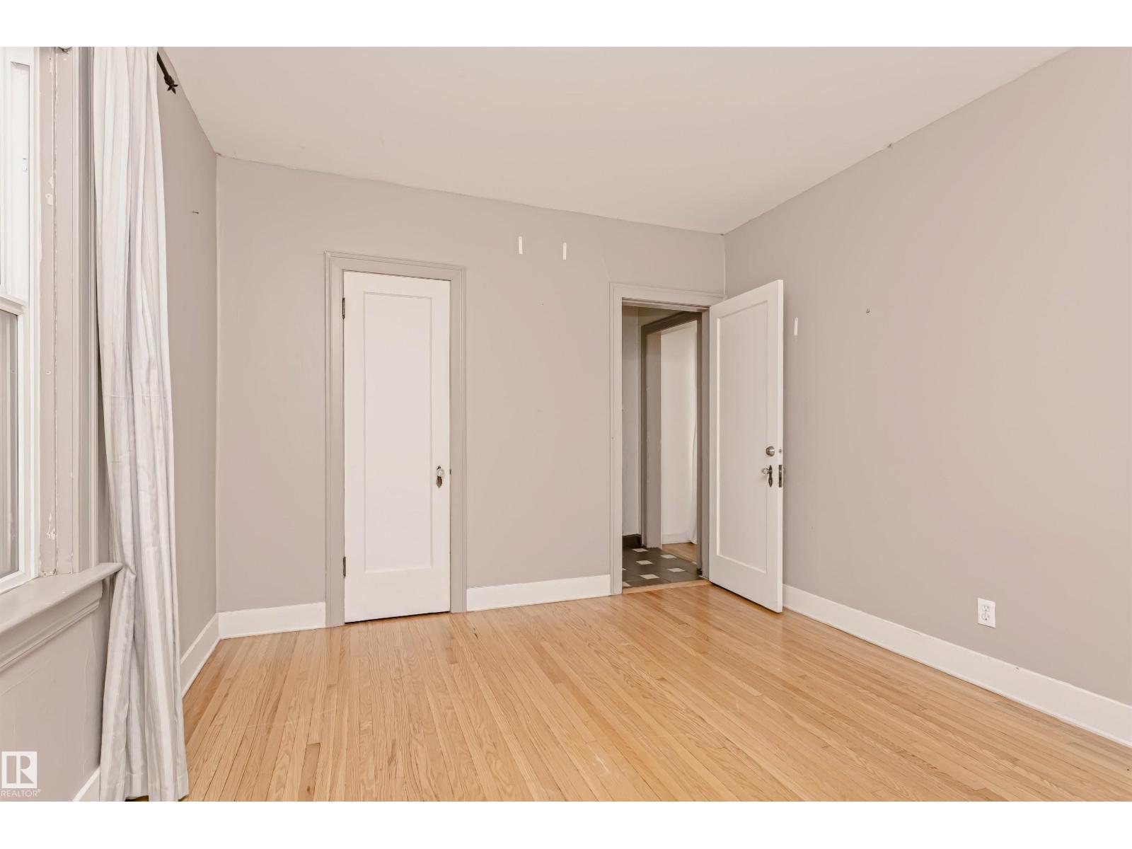 10922 84 AV NW