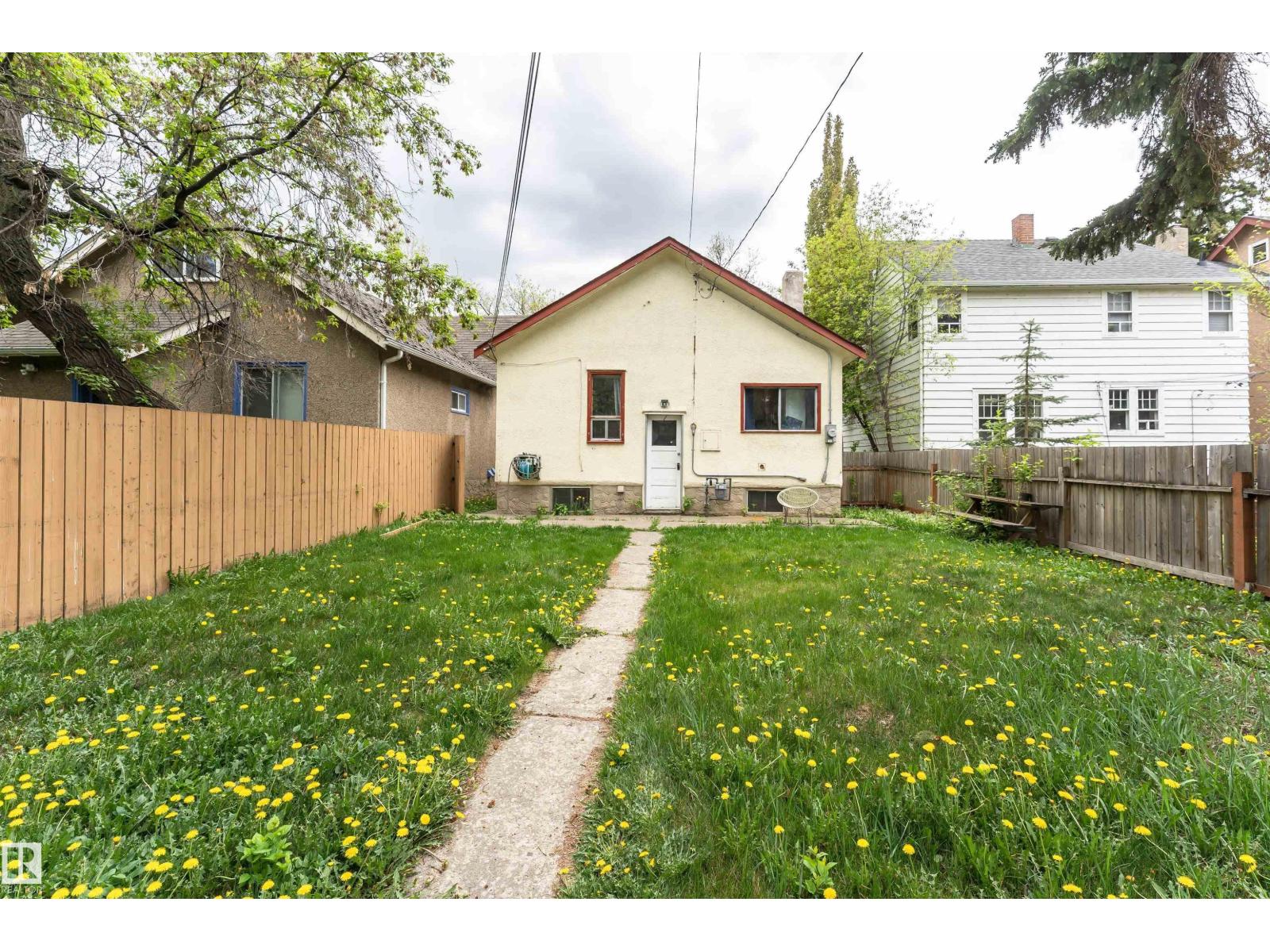 10922 84 AV NW