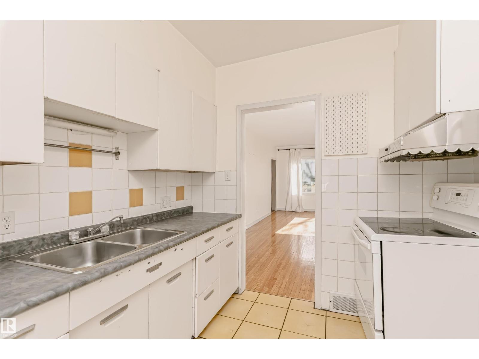 10922 84 AV NW