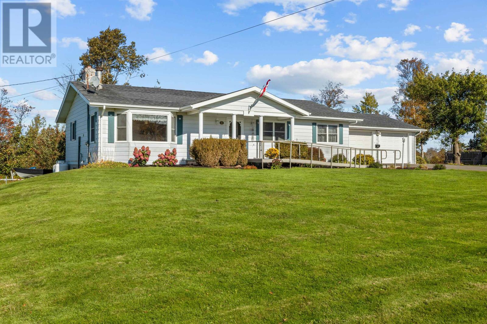 1 Upper Tea Hill Crescent, Stratford, Prince Edward Island  C1B 2T9 - Photo 2 - 202626387