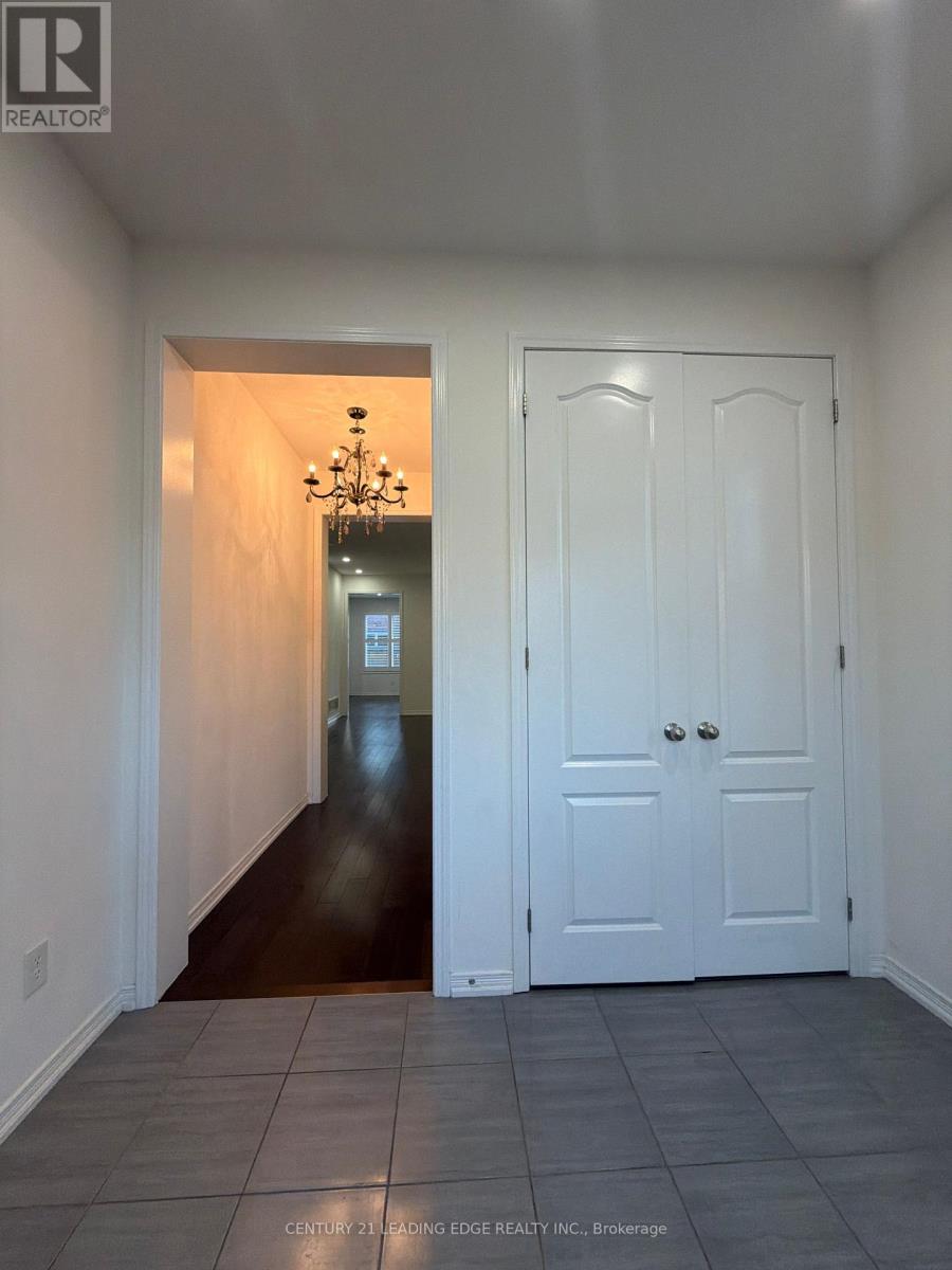 Main - 2432 Equestrian Crescent, Oshawa, Ontario  L1L 0L7 - Photo 3 - E14103876
