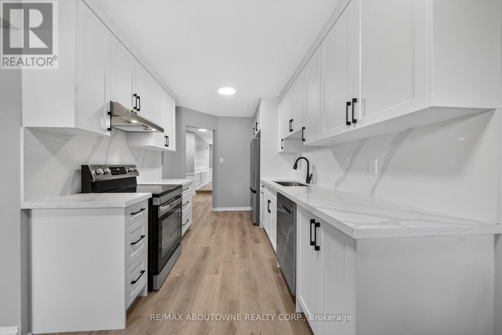 4353 Sawmill Valley Drive, Mississauga, Ontario  L5L 3L3 - Photo 7 - W14105634