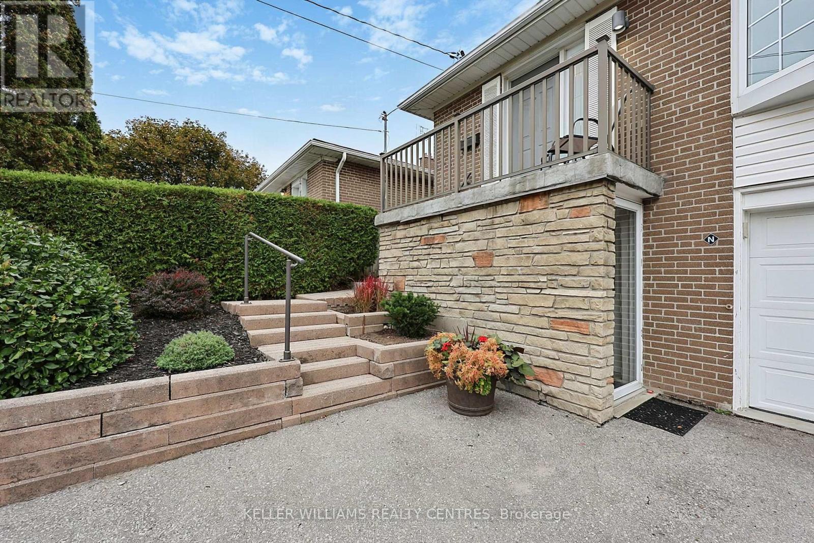 141 Lundys Lane, Newmarket (Huron Heights-Leslie Valley), Ontario  L3Y 3S2 - Photo 5 - N14105710