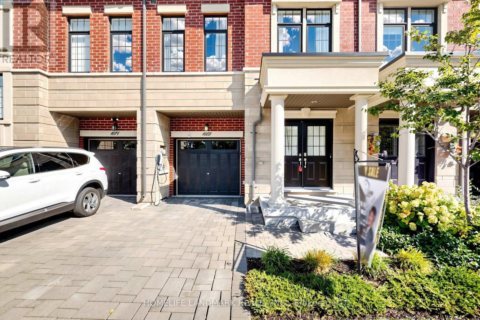 1669 Vellore Crescent, Mississauga, Ontario  L5G 0C3 - Photo 2 - W14105910