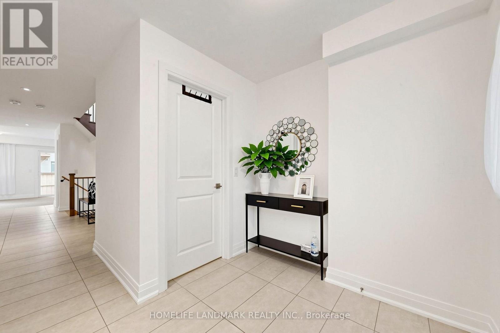 1669 Vellore Crescent, Mississauga, Ontario  L5G 0C3 - Photo 3 - W14105910
